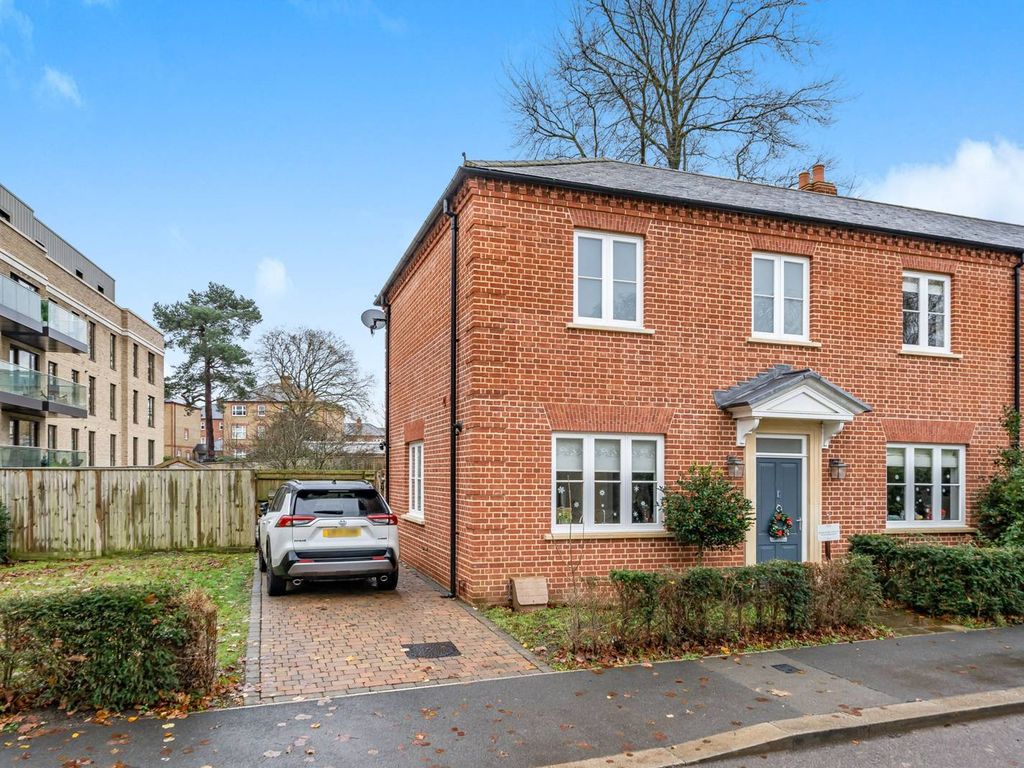 3 bed detached house for sale in Daffodil Crescent, Oakwood, EN4