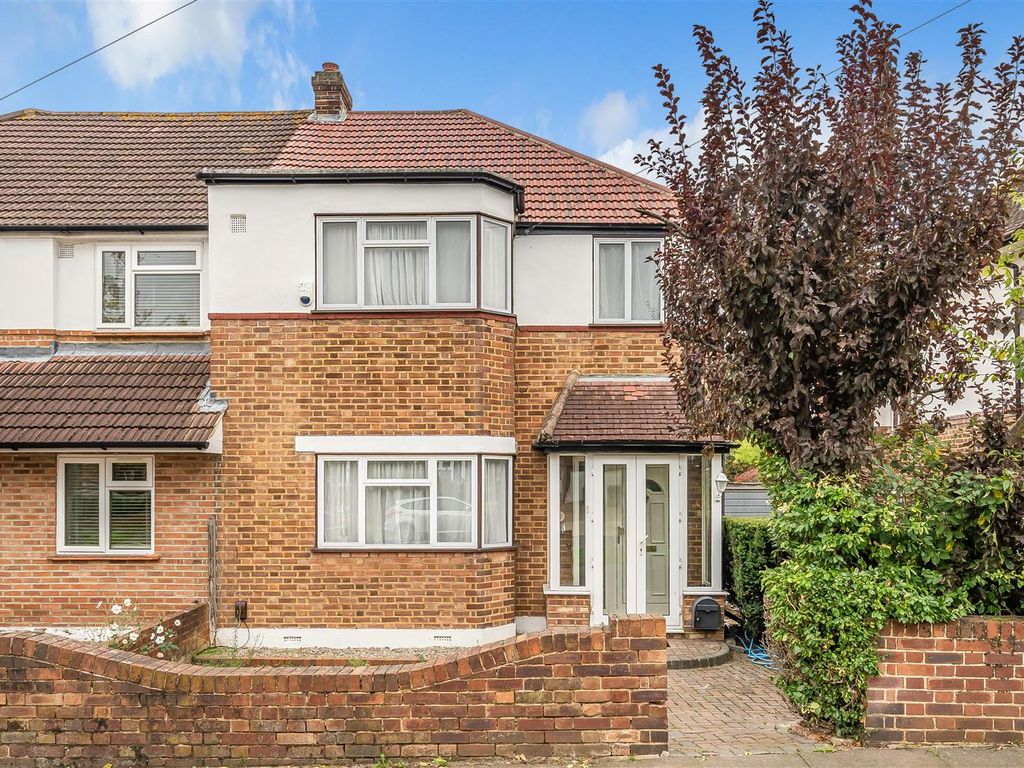 3 bed semidetached house for sale in Raeburn Avenue, Berrylands