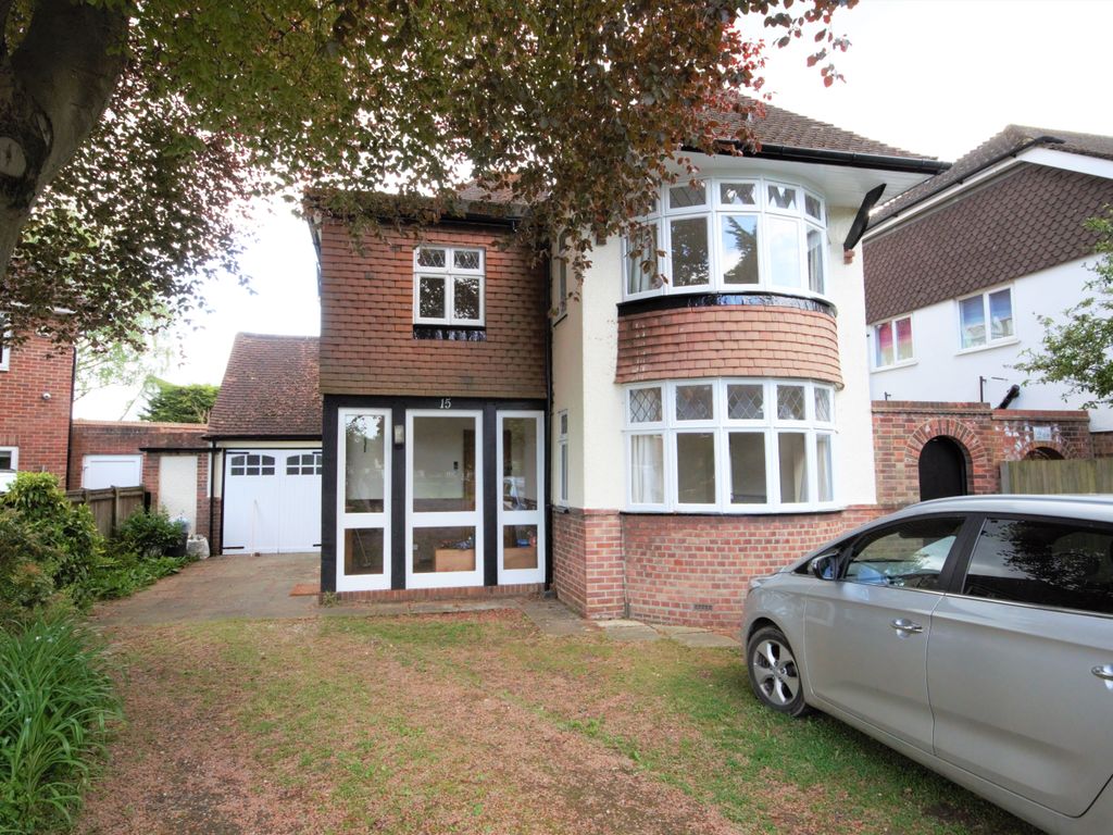5 bed detached house to rent in Milton Court, Ickenham, Uxbridge UB10