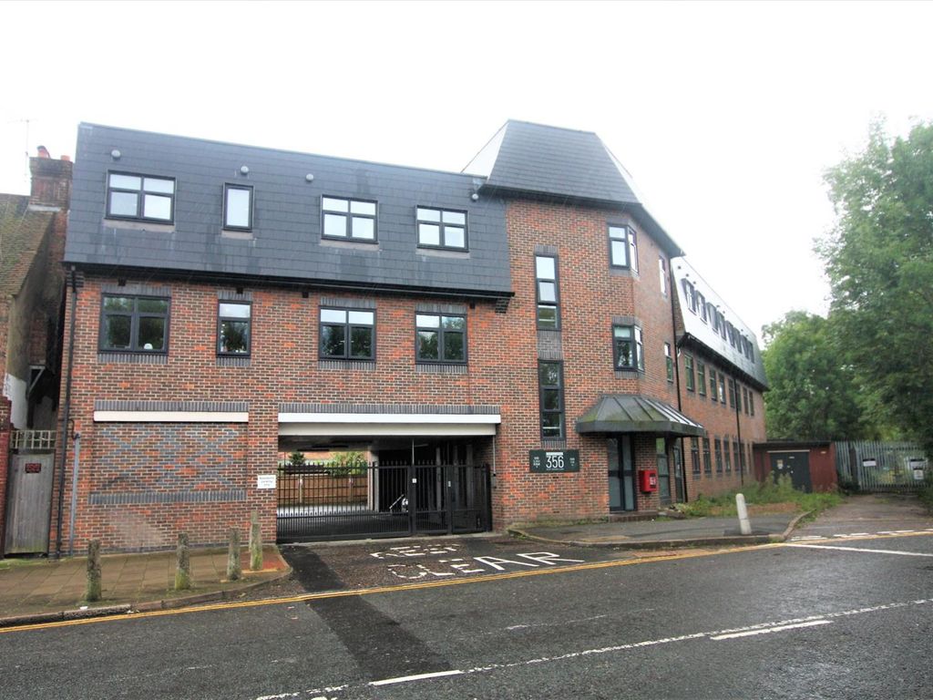 Studio to rent in West Barnes Lane, New Malden KT3, £1,050 pcm Zoopla