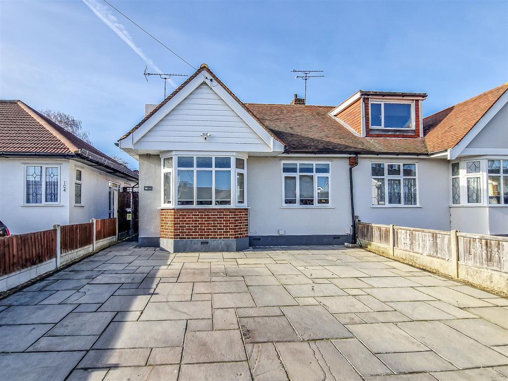 2 bed semidetached bungalow for sale in Hampton Gardens, SouthendOn