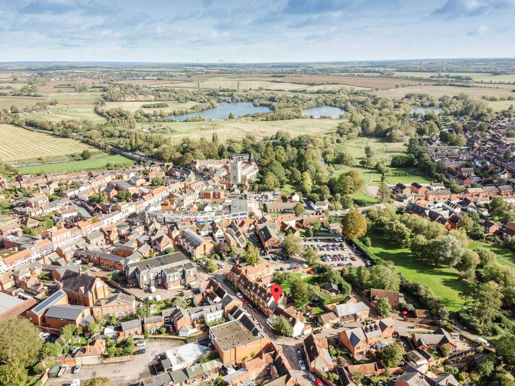 2 bed terraced house for sale in Silver Street, Newport Pagnell MK16, £