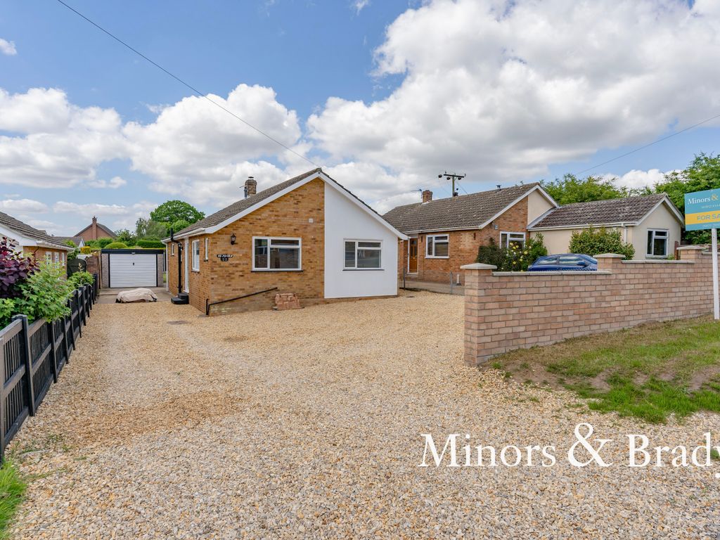 3 bed detached bungalow for sale in Salhouse Road, Little Plumstead