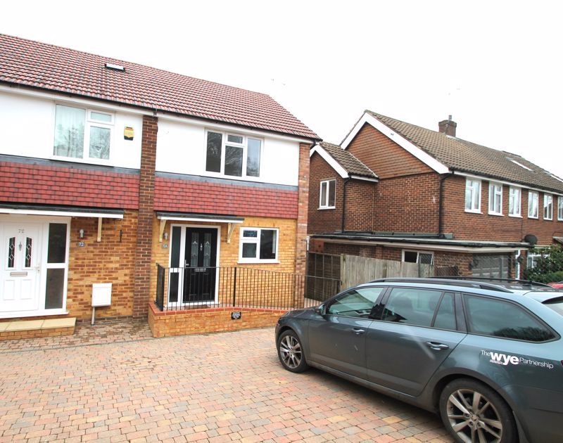 2 bed semidetached house to rent in Deeds Grove, High HP12, £