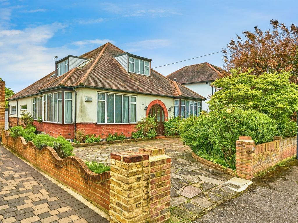 7 bed detached bungalow for sale in Oaklands Avenue, Romford RM1, £