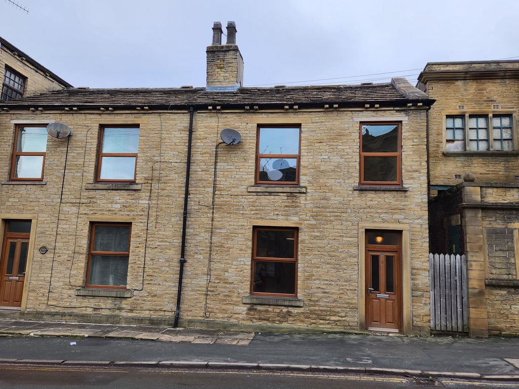 3 bed semidetached house to rent in Saddleworth Road, Greetland HX4