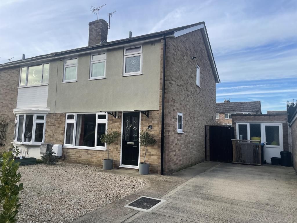 3 bed semidetached house for sale in Carterton, Oxfordshire OX18, £