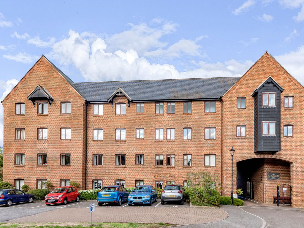 2 bed flat for sale in Silk Lane, Twyford, Reading, Berkshire RG10, £