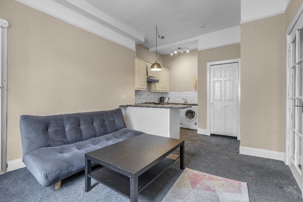 2 bed flat to rent in Orwell Place, Haymarket, Edinburgh EH11, £1,495