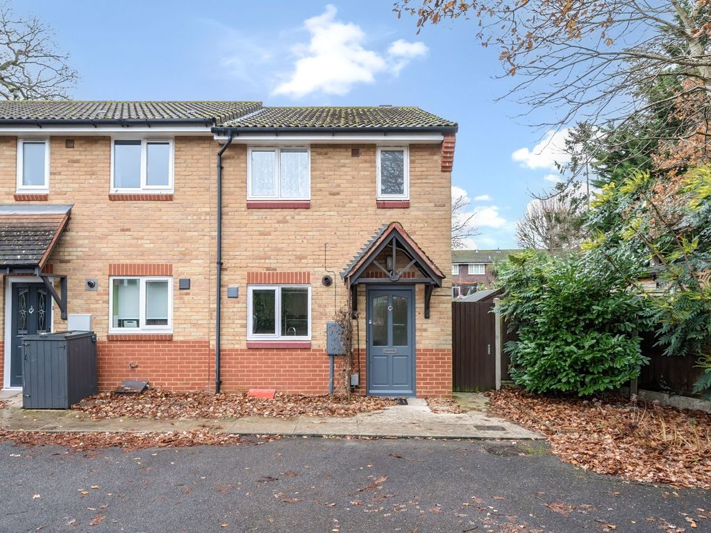2 bed end terrace house for sale in Whitfield Close, Stoughton