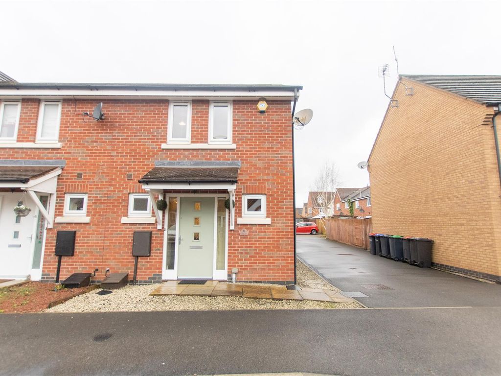 3 bed town house to rent in Robin Down Court, KirkbyInAshfield