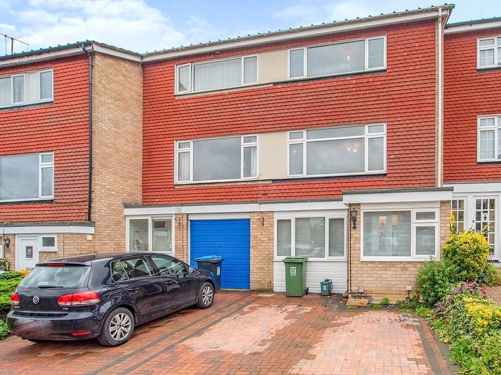 4 bed terraced house for sale in Standring Rise, Boxmoor, Hemel