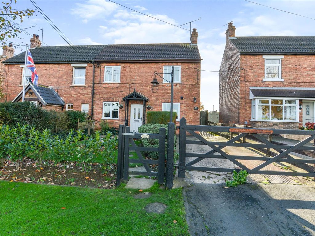 2 bed semidetached house for sale in West Halton Lane, Alkborough