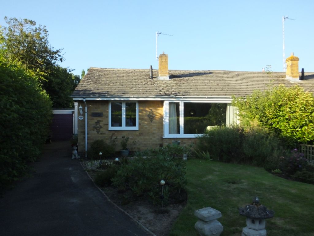 2 bed semidetached bungalow to rent in Millwood Close, Maresfield TN22