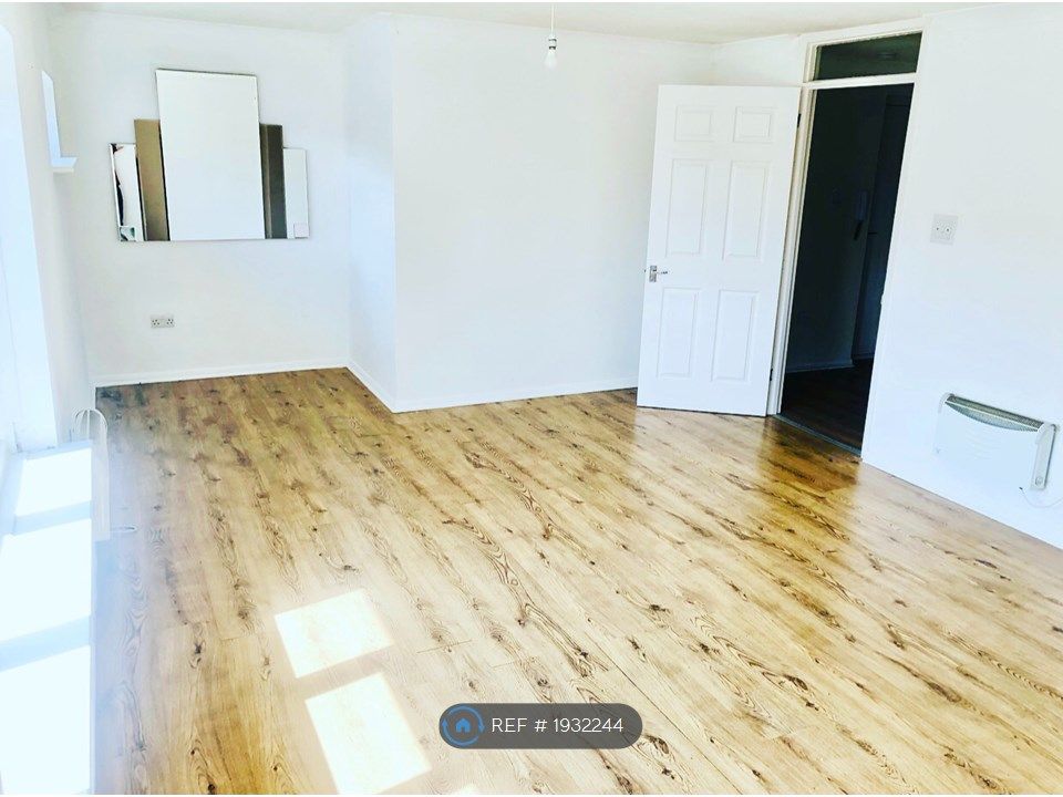 1 bed flat to rent in Ashwood Avenue, Rainham RM13, £1,400 pcm Zoopla