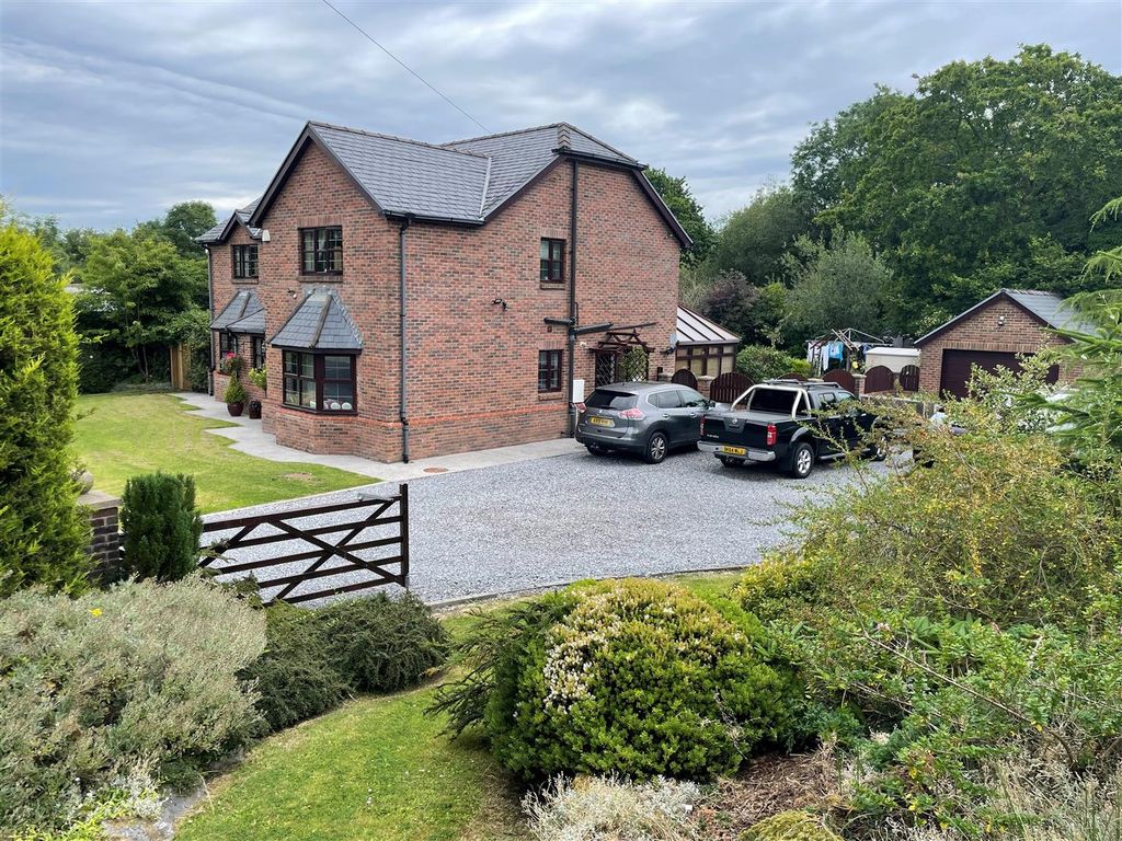 4 bed detached house for sale in Heol Waunyclun, Trimsaran, Kidwelly