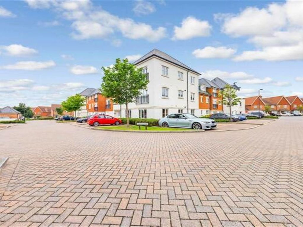 2 bed flat to rent in Longhurst House, Scholars Walk, Horsham, West