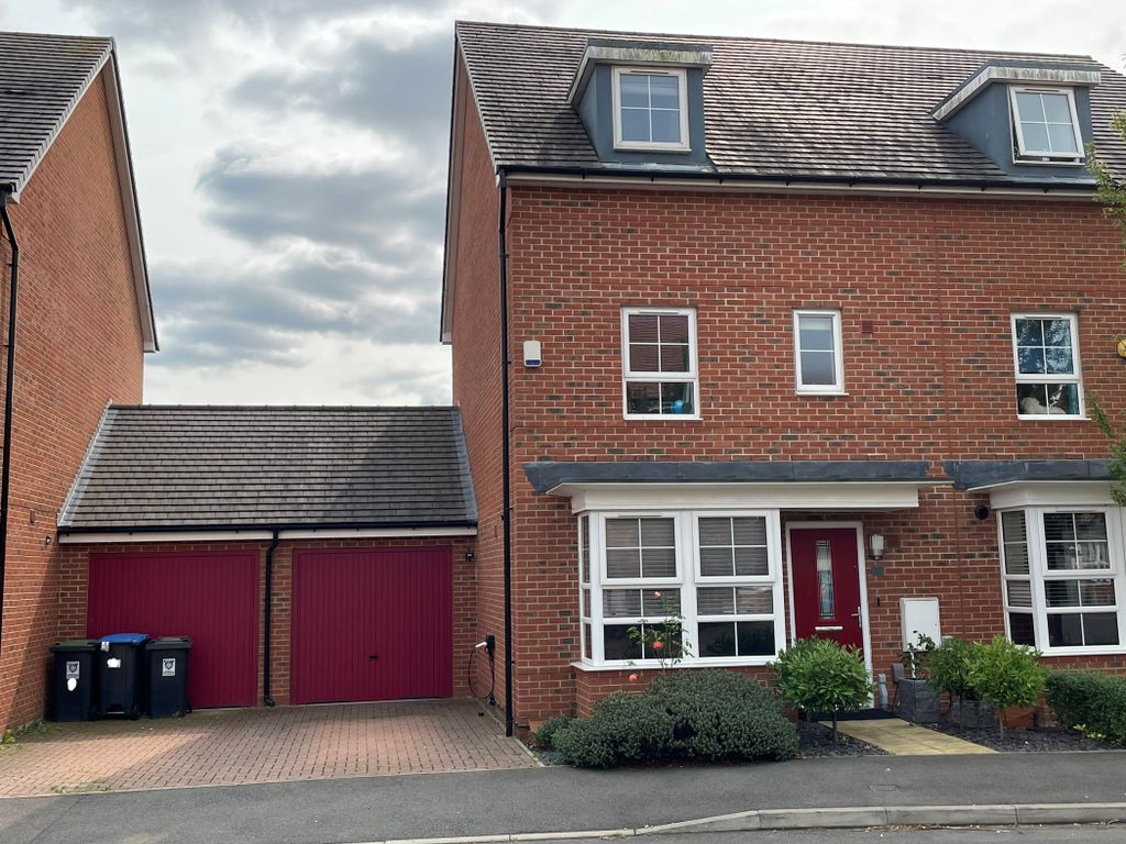4 bed semidetached house for sale in Admiral Avenue, Hemel Hempstead