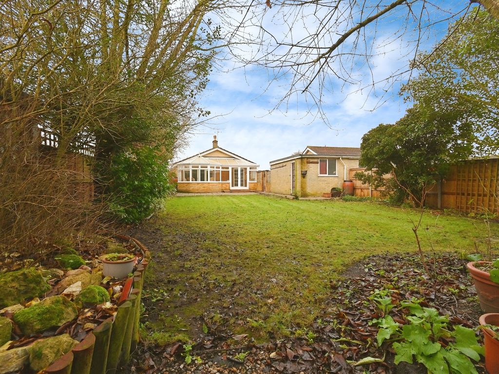 3 bed detached bungalow for sale in Walcot Rise, Diss IP22, £375,000
