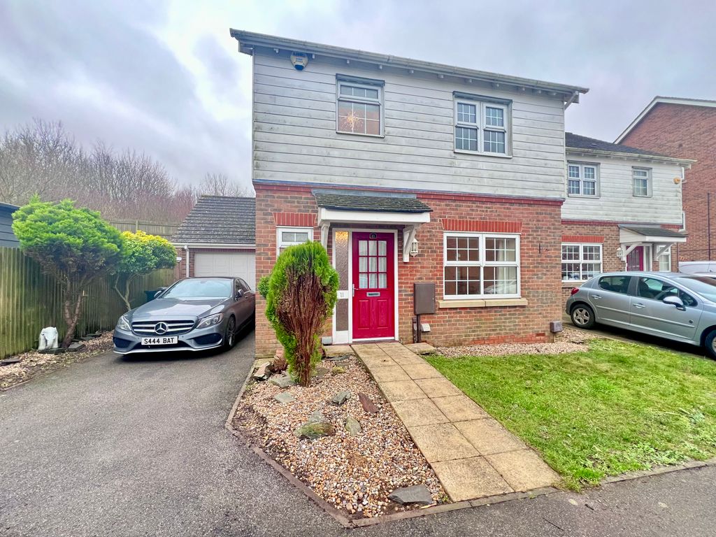 3 bed detached house to rent in Great Fishers, Ashford TN23, £1,500 pcm