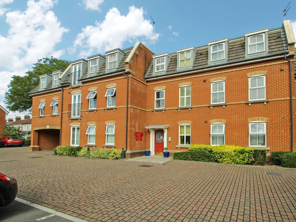 2 bed flat to rent in Ripley Road, Old Town, Swindon SN1, £1,000 pcm