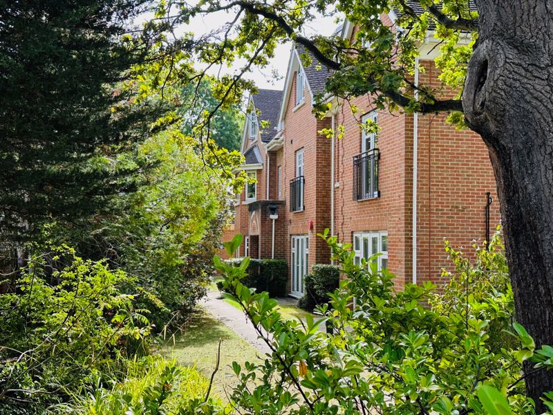 3 bed flat to rent in Sidney Road, WaltonOnThames KT12, £1,750 pcm