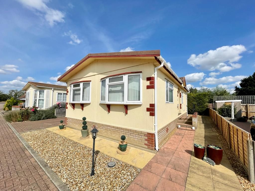 2 bed mobile/park home for sale in Ely Road, Waterbeach, Cambridge CB25