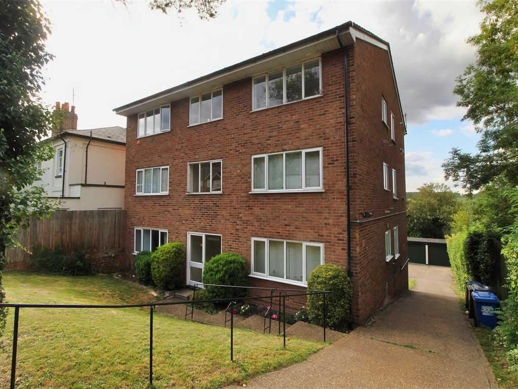 2 bed flat for sale in Lance House, Ware Road, Hertford SG13, £250,000