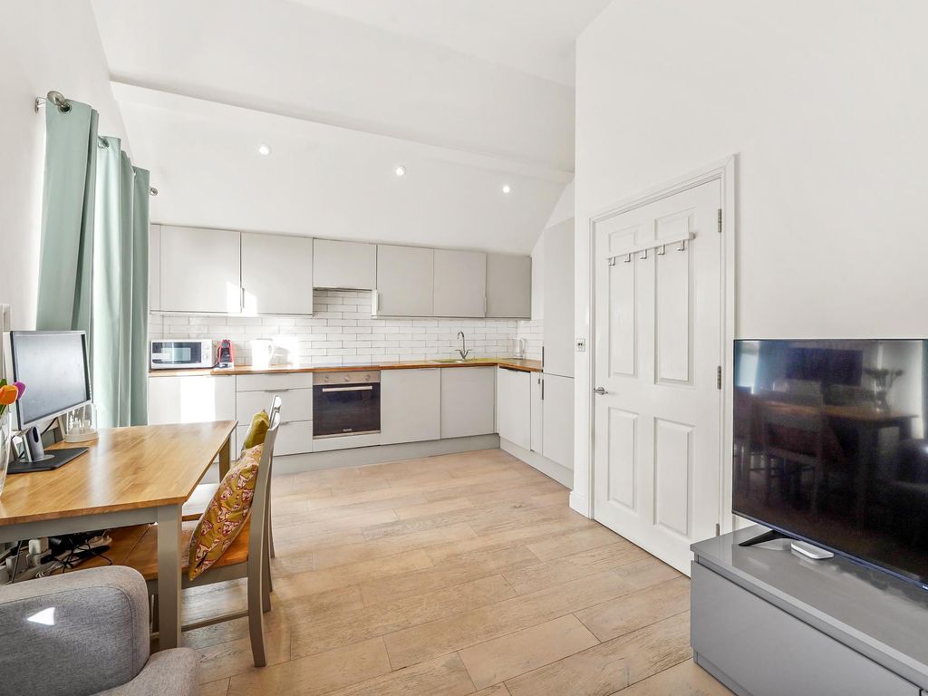 1 bed flat to rent in East Street, Epsom KT17, £1,350 pcm Zoopla