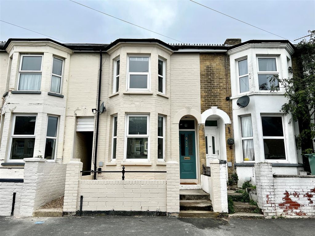 3 bed terraced house to rent in Pelham Road, Cowes PO31, £1,000 pcm