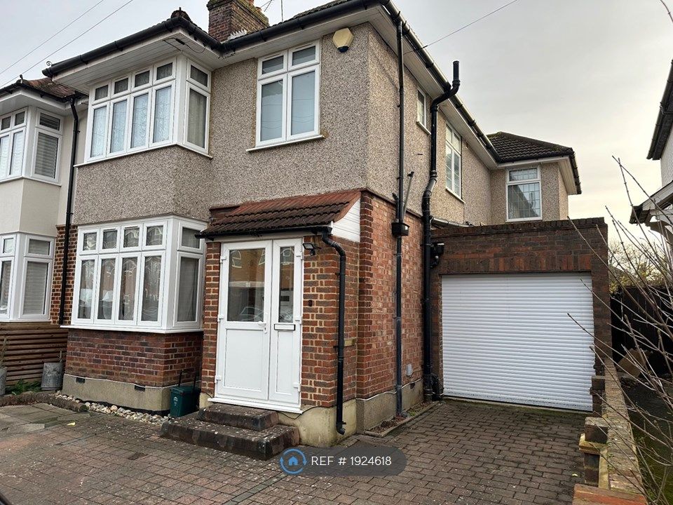 4 bed semidetached house to rent in Staines, Staines TW18, £2,595 pcm