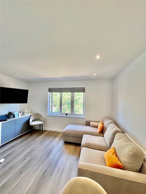 1 bed flat for sale in Alders Close, London E11, £325,000 Zoopla