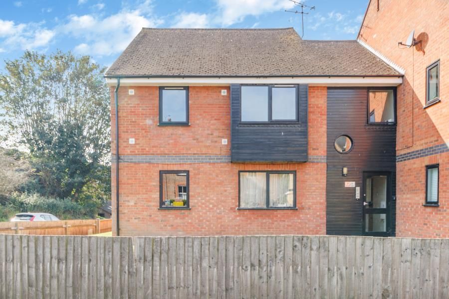 2 bed flat to rent in Church Lane, Mill End, Rickmansworth WD3, £1,495