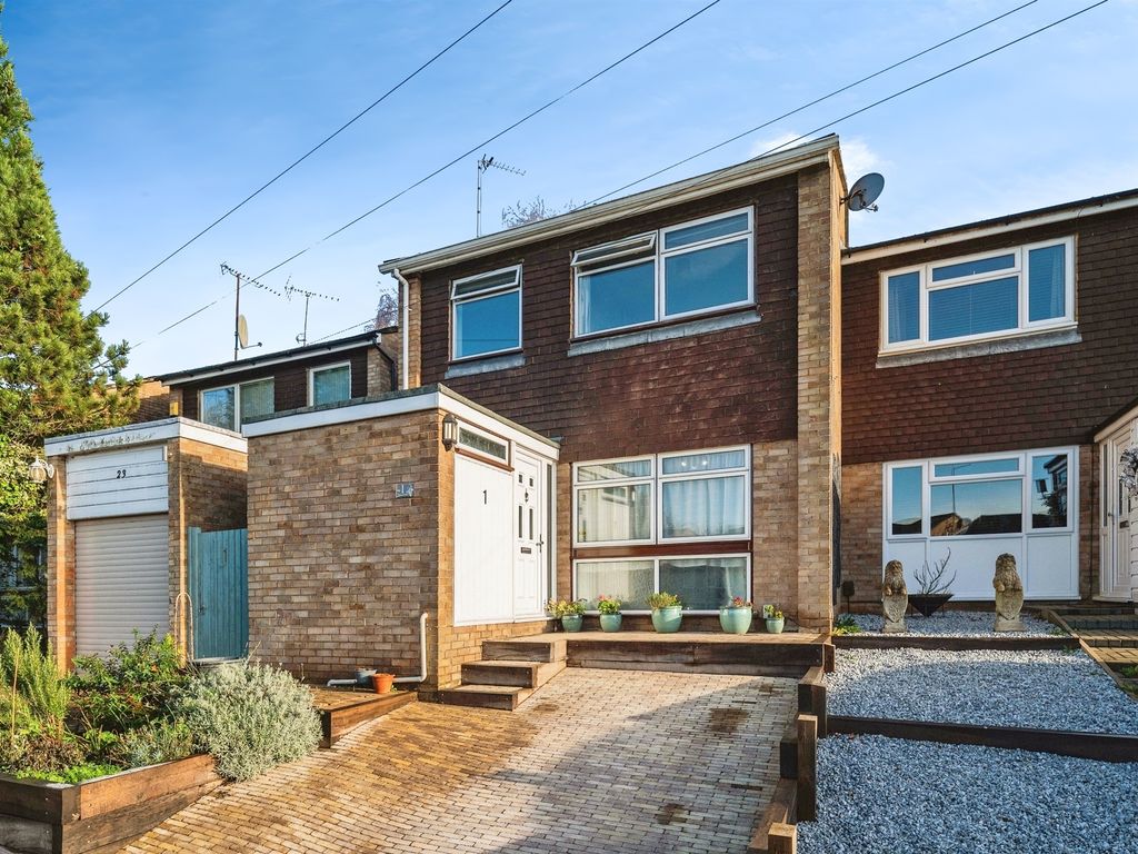 3 bed end terrace house for sale in Upton Close, Park Street, St