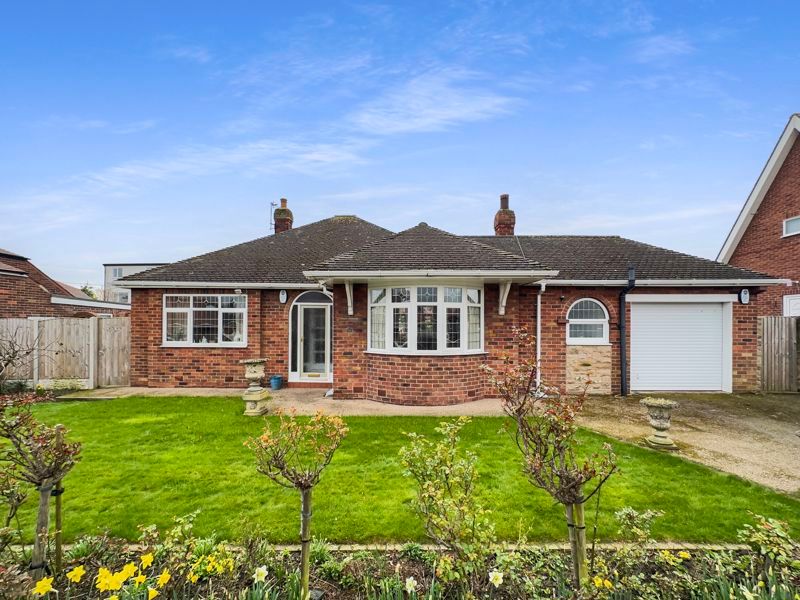 3 bed bungalow for sale in Elm Park, Pontefract WF8, £350,000 Zoopla