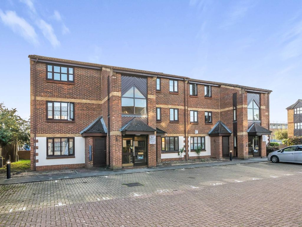 1 bed flat for sale in Summerhill Way, Mitcham CR4, £275,000 Zoopla