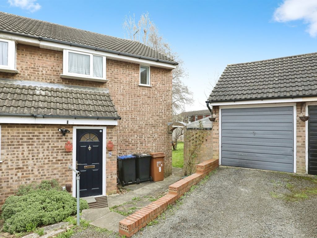 3 bed end terrace house for sale in Jubilee Close, Northampton NN4, £