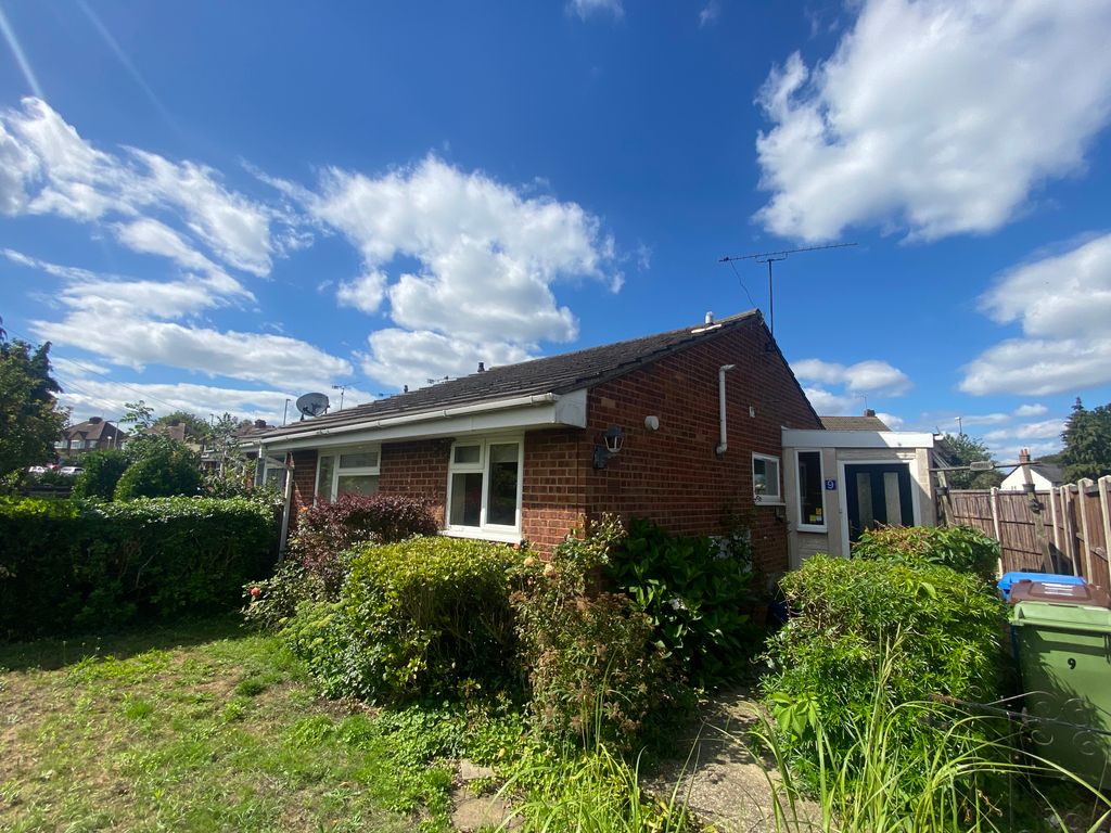2 bed terraced bungalow for sale in Tongham Road, Aldershot, Hampshire