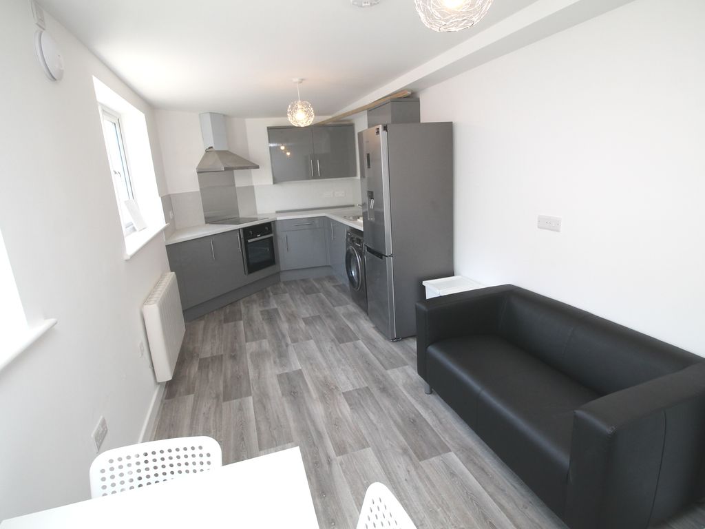 3 bed flat to rent in Kingston Road, Portsmouth PO2 Zoopla