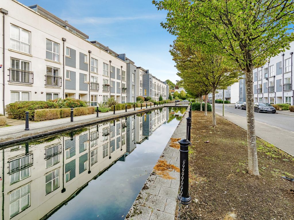 2 bed for sale in Canalside, Redhill RH1, £365,000 Zoopla