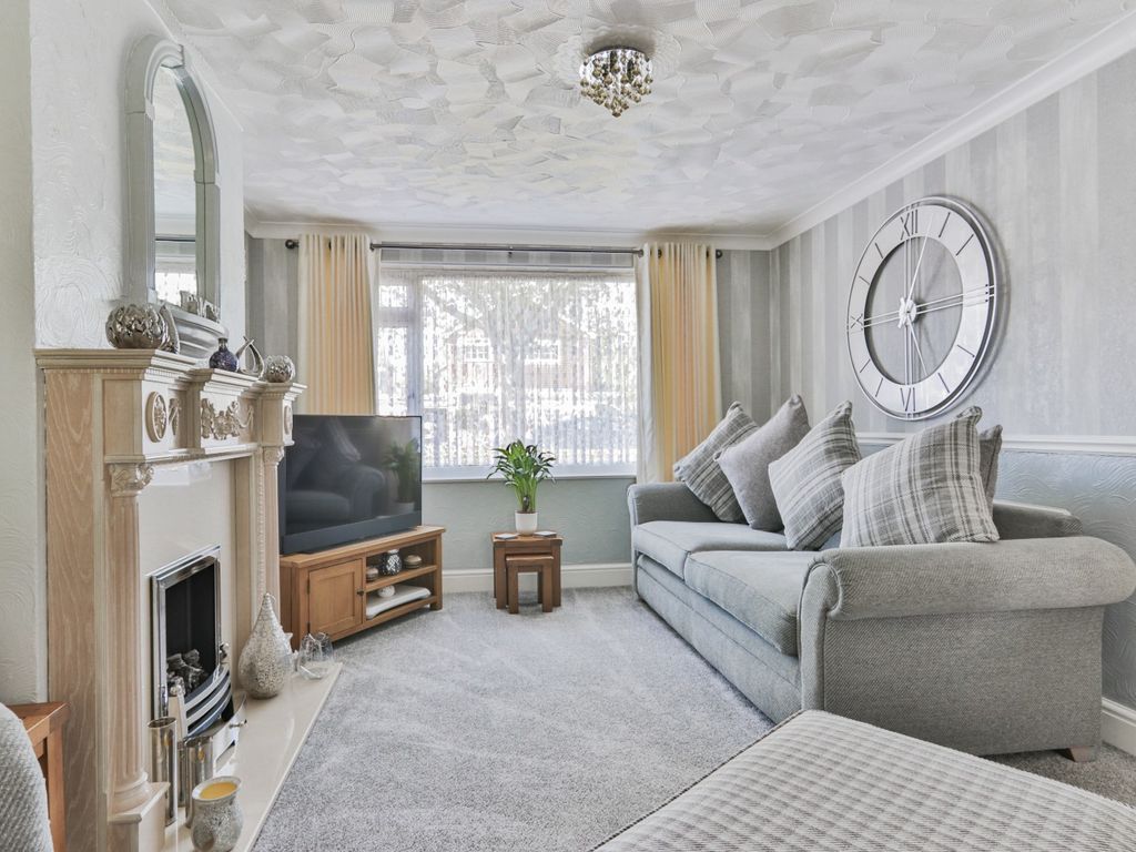 3 bed semidetached house for sale in Highfield Close, SuttonOnHull