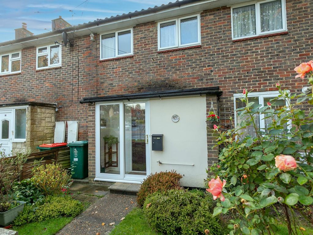 3 bed property for sale in Clive Way, Crawley RH10, £325,000 Zoopla