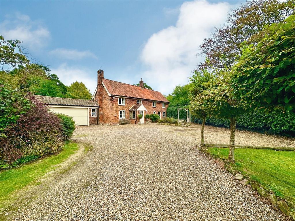 3 bed detached house for sale in Wood Street, Catfield, Great Yarmouth