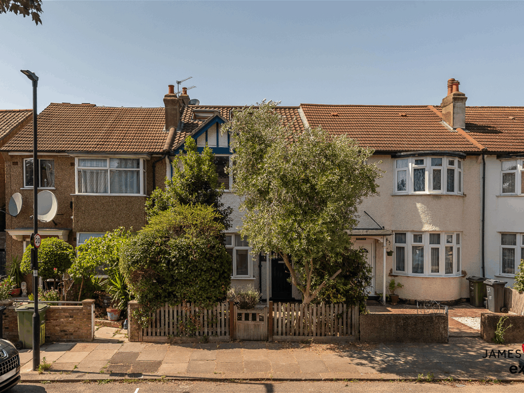 4 bed terraced house to rent in Abercairn Road, Streatham SW16, £3,250