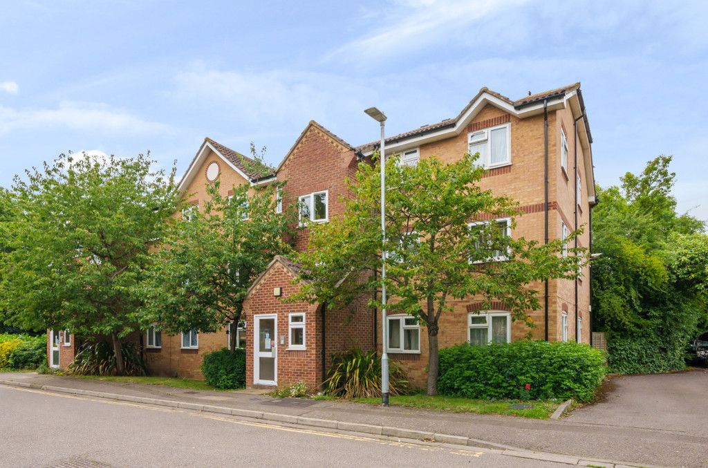 2 bed flat for sale in Gainsborough Road, Hayes, Middlesex UB4, £