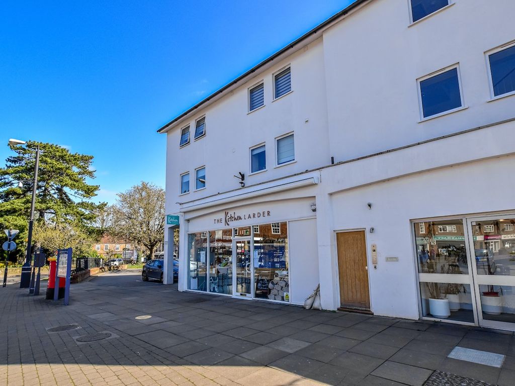 2 bed flat to rent in St Peters Court, High Street, Chalfont St Peter