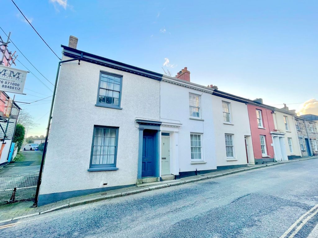 3 bed end terrace house for sale in Helston Road, Penryn TR10, £295,000