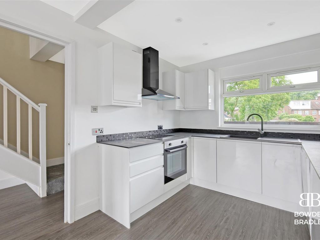 3 bed flat for sale in Maybank Road, London E18, £375,000 Zoopla