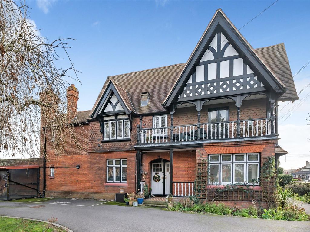 1 bed flat to rent in Straight Road, Old Windsor, Windsor SL4, £1,350