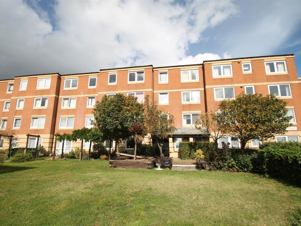 2 bed flat for sale in Friars Court, Queen Anne Road, Maidstone ME14, £
